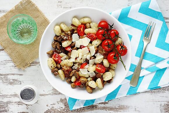 Gnocchi z boczkiem i pieczarkami