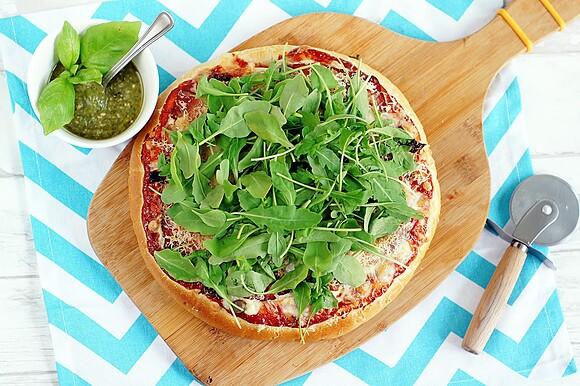 Puszysta pizza z rukolą i domowym pesto