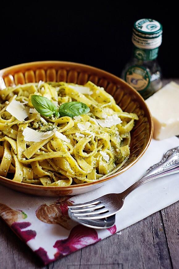 Makaron z pesto domowej roboty z pistacjami i czosnkiem