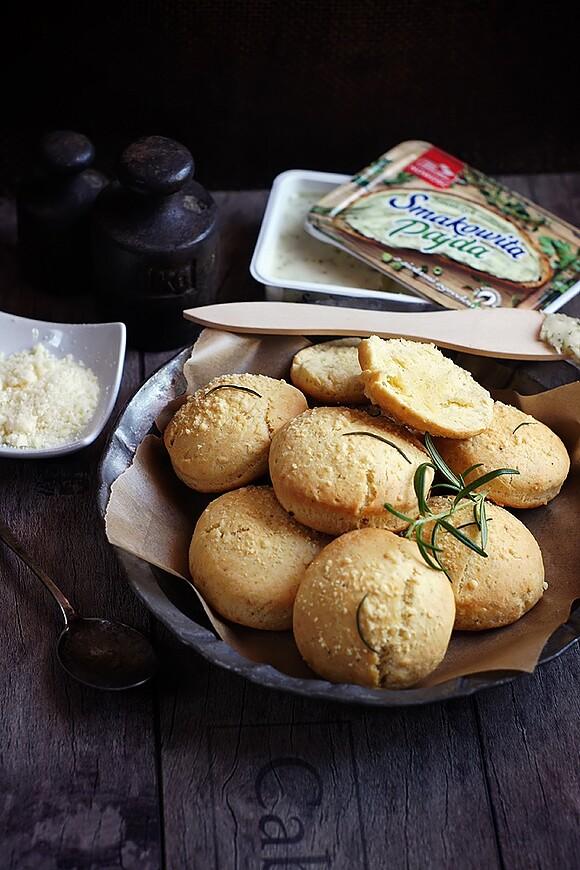 Ziołowo-parmezanowe scones na szybkie śniadanie