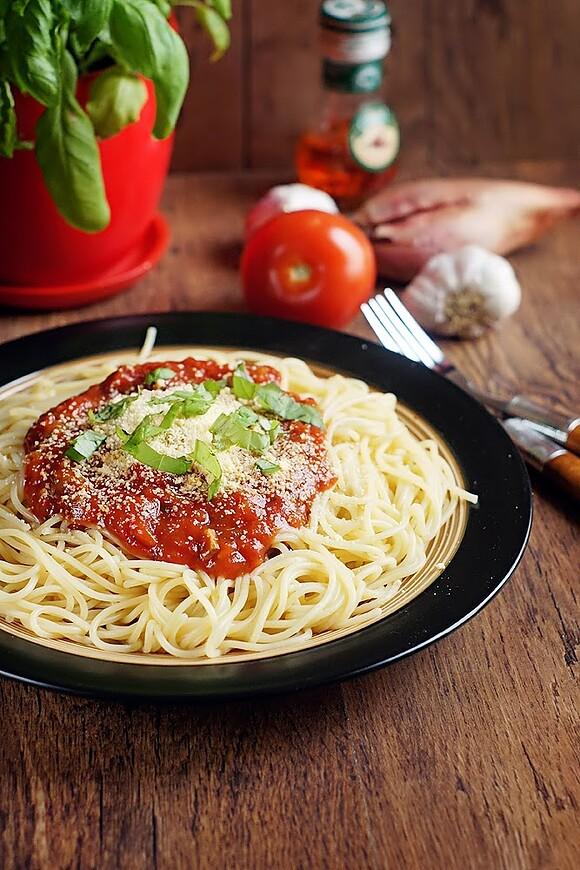 Spaghetti z sosem marinara