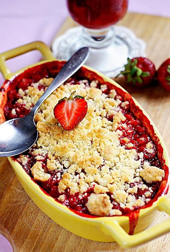 Crumble z truskawek i rabarbaru