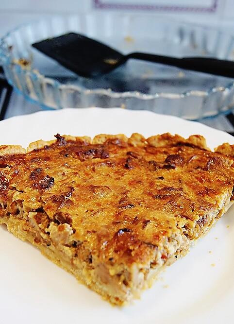 Tarta z boczkiem i kurkami