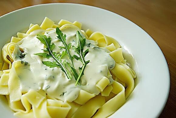Pappardelle z gorgonzolą i rukolą