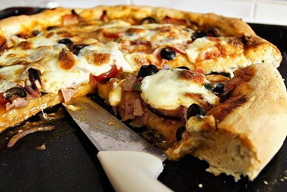 Ekspresowa pizza z mozzarellą