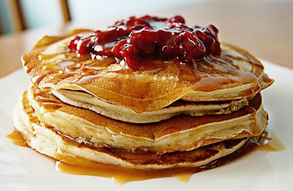 Pancakes amerykańskie pulchne z dżemem czarnej porzeczki lub wiśniowym