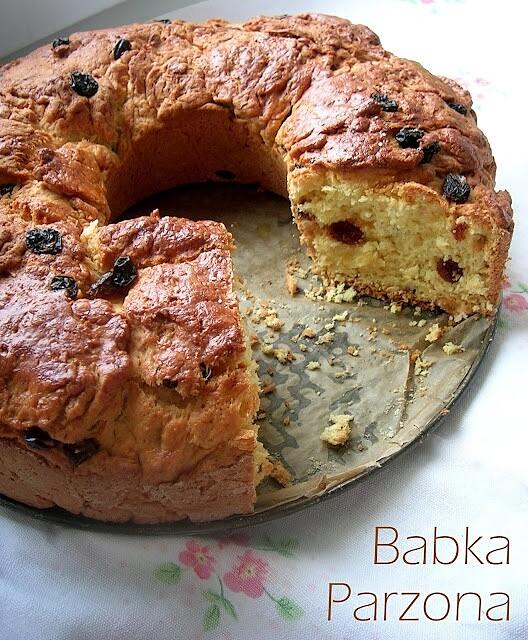 Staropolska babka parzona z wanilią i rodzynkami