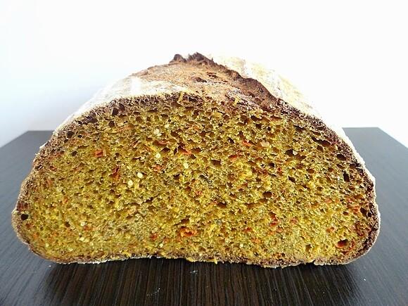 Chleb z jagodami goji i szpinakiem