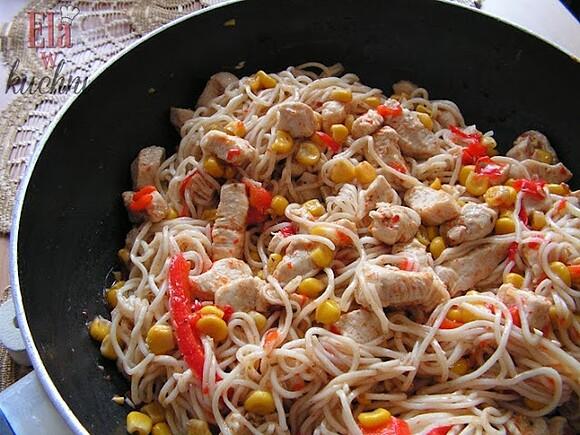 Makaron z kurczakiem i chilli na patelni