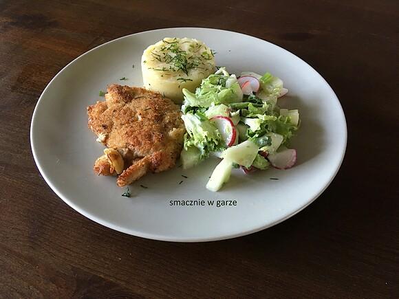 Kotlet schabowy z surówką z nowalijek