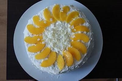 Tort brzoskwiniowy z mascarpone i śmietaną kremówką