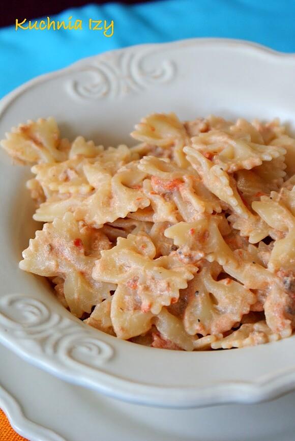 Farfalle z tuńczykiem i pomidorami