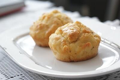 Muffiny z serem i oliwkami na słono