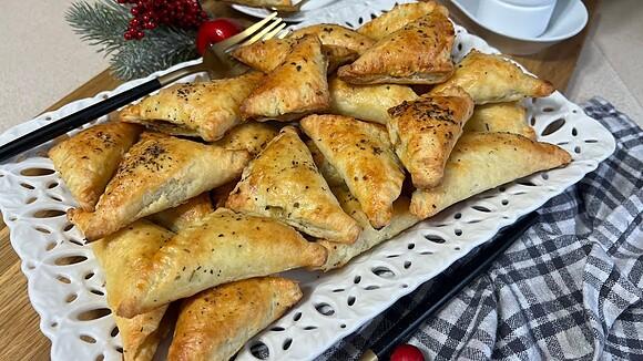 Paszteciki z ciasta serowego z pieczarkami i cebulą