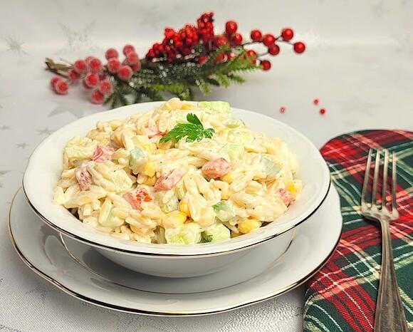 Sałatka z makaronem orzo, ananasem, ogórkiem i kukurydzą