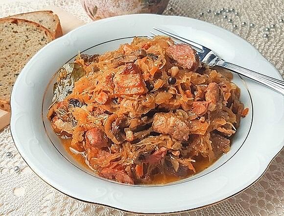 Tradycyjny bigos z kiszoną kapustą i mięsem