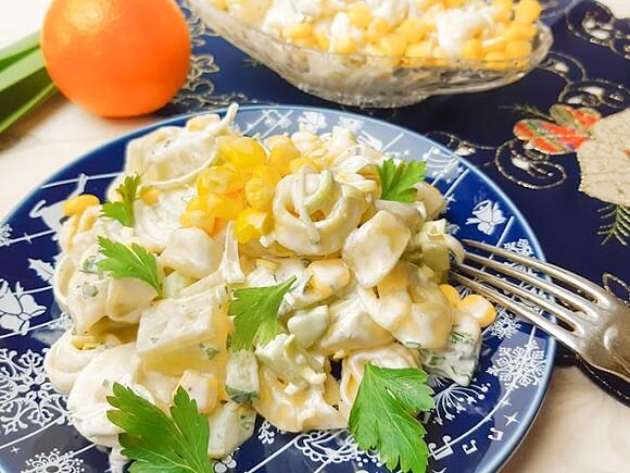 Sałatka z tortellini prosciutto i ananasem na świąteczny stół
