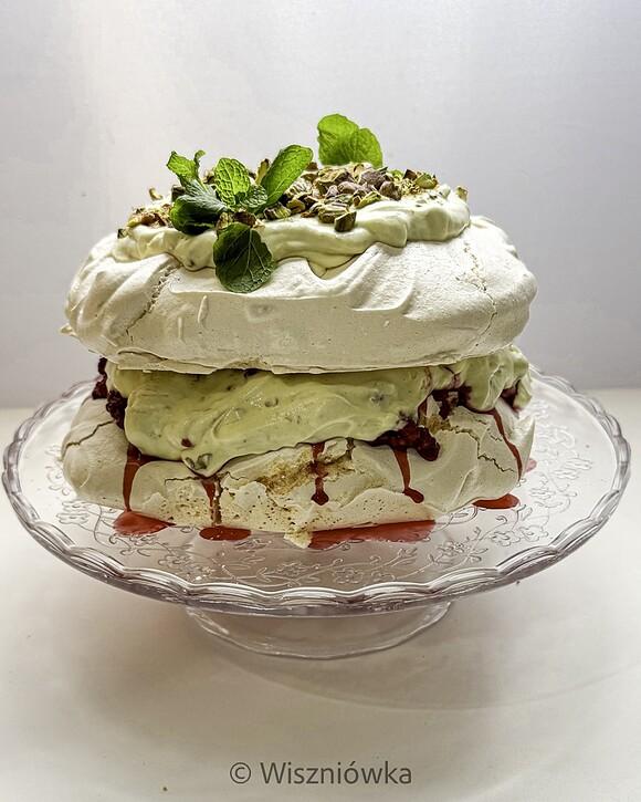 Tort bezowy z kremem pistacjowym i malinami