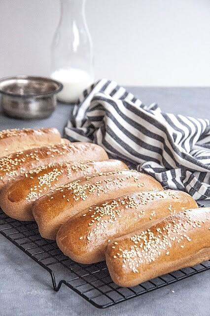 Domowe bułki do hot dogów z mąki orkiszowej