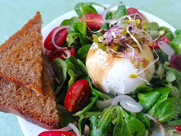 Burrata z chrupiącą grzanką i pomidorami