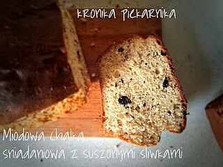 Miodowa chałka z suszonymi śliwkami