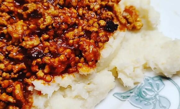 Pikantny sos z mielonym i purée z kalafiora