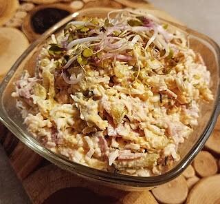 Pasta jajeczna z salami i ogórkami konserwowymi