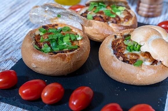 Kajzerki zapiekane z mięsem mielonym i mozzarellą
