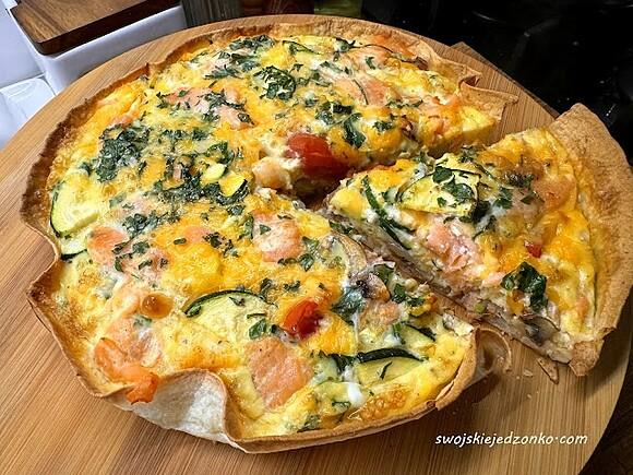 Omlet w tortilli z wędzonym łososiem na śniadanie