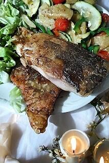 Smażony karp z chrupiącą skórką i soczystym mięsem
