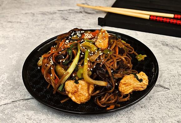 Soba z kurczakiem, pak choi i grzybami mun w azjatyckim stylu