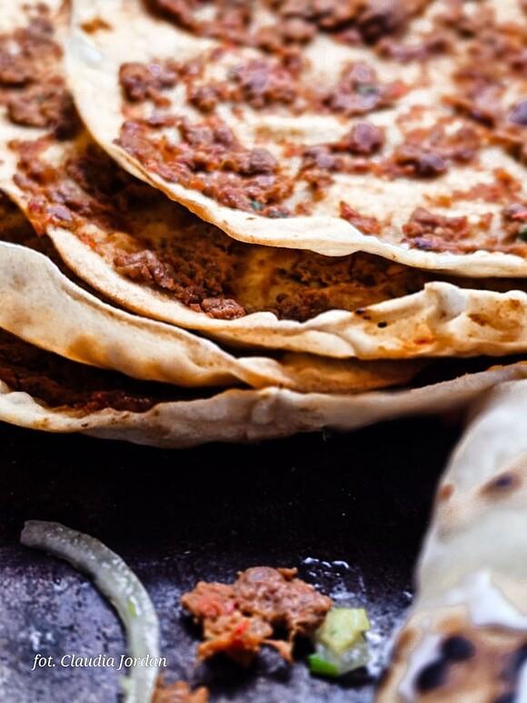 Turecki Lahmacun z mięsem i warzywami