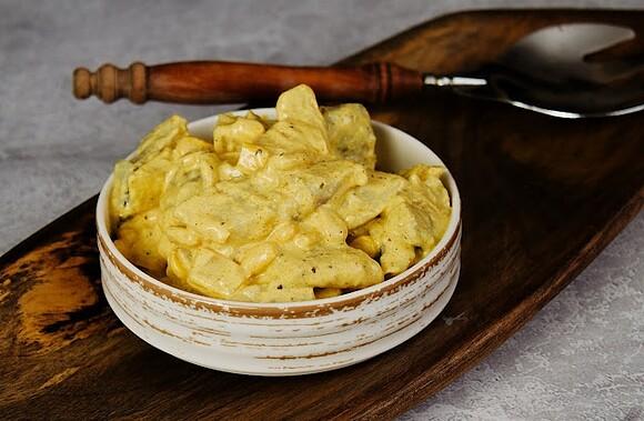 Śledzie w sosie curry z ananasem