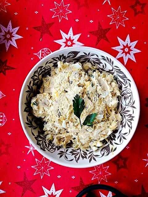 Pasta z wędzonej makreli i jajek z ogórkiem i majonezem