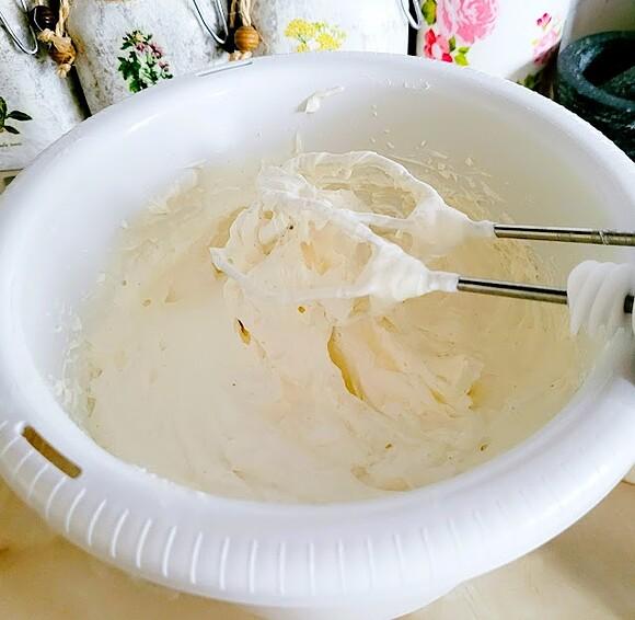 Delikatny krem z mascarpone i śmietany kremówki