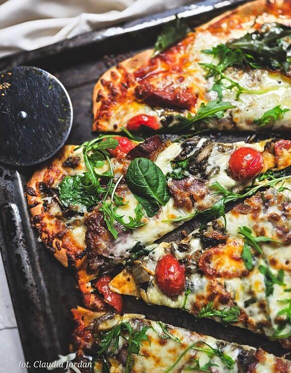 Pizza na cienkim cieście z boczkiem, chorizo i warzywami