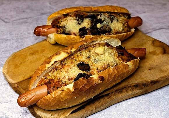 Ostre hot dogi z pieczarkami i sosem oliwkowym