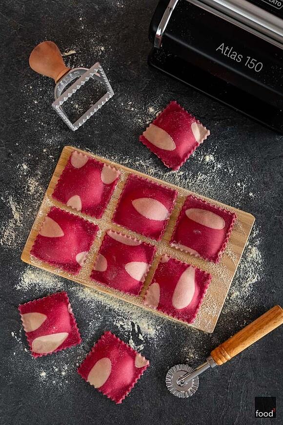 Ravioli z burakami i ricottą z pistacjową gremolatą