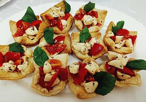 Koszyczki z ciasta francuskiego z pomidorkami i mozzarellą