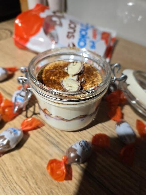 Proteinowy deser waniliowy z biszkoptami i jagodami