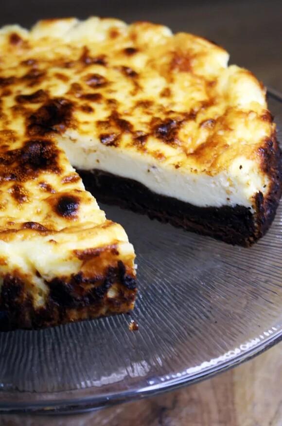 Sernik baskijski na brownie