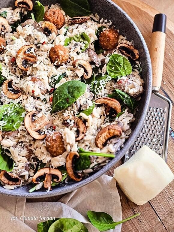 Orzo z pieczarkami szpinakiem i klopsikami szwedzkimi w kremowym sosie