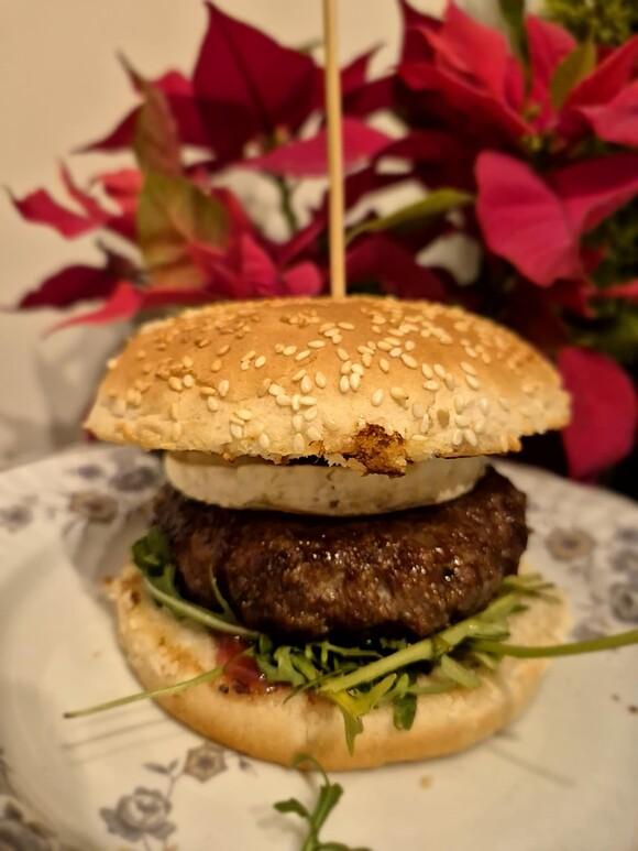 Domowy hamburger z serem camembert i żurawiną
