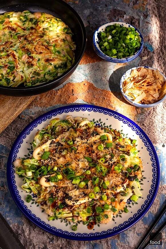 Okonomiyaki z kapustą i krewetkami