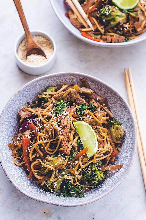 Tajskie noodles stir-fry z wieprzowiną i warzywami