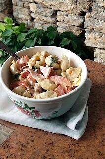 Sałatka z tortellini i szynką
