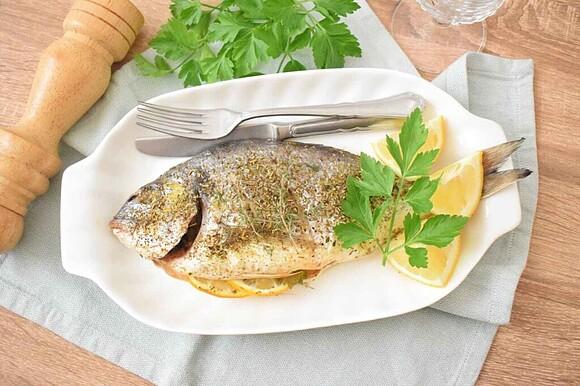 Pieczona dorada z masłem czosnkowym