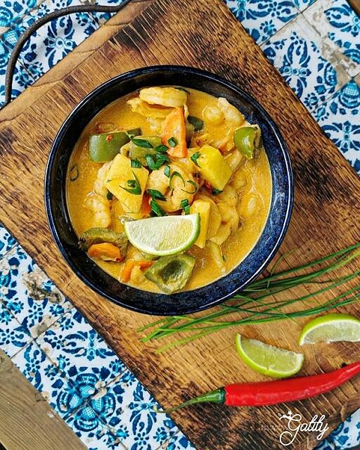 Curry z krewetkami i ananasem na grillu Weber