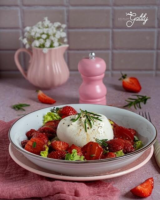 Burrata z karmelizowanymi truskawkami