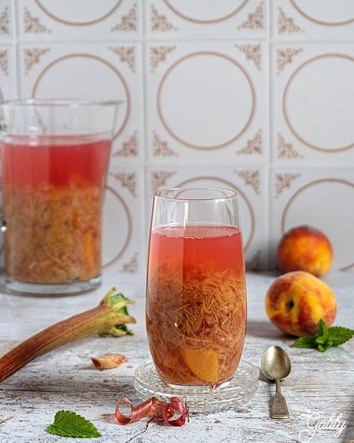 Kompot z rabarbaru i brzoskwiń